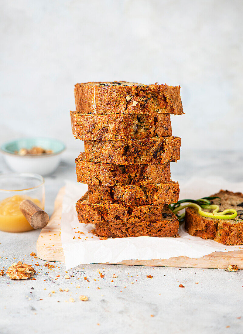 Süßes Nussbrot mit Zucchini, gestapelt