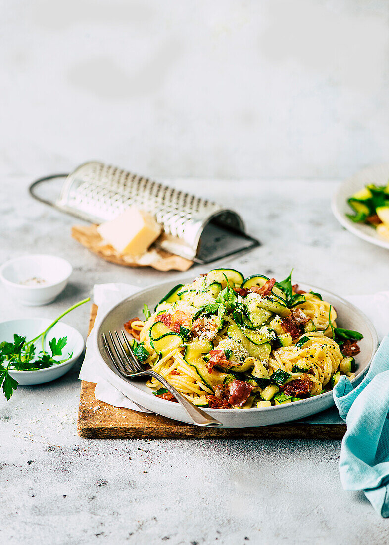 Leichte Zucchini-Carbonara