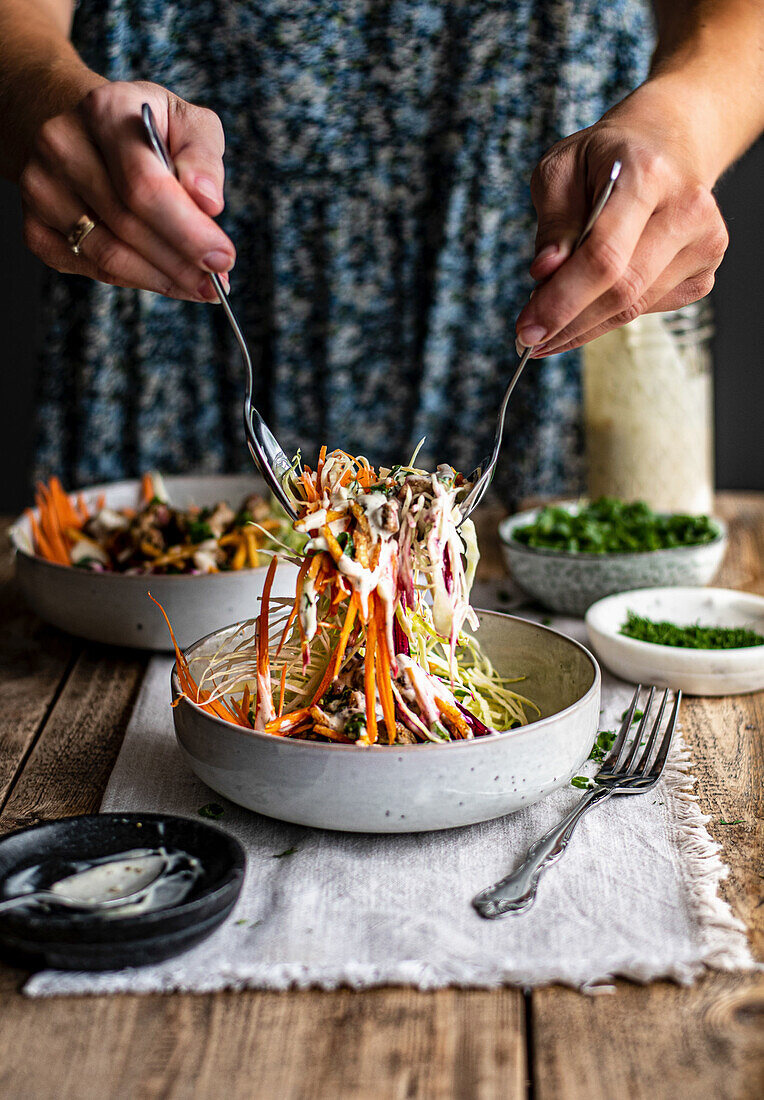 Krautsalat mit Joghurt-Kräuter-Dressing anmachen