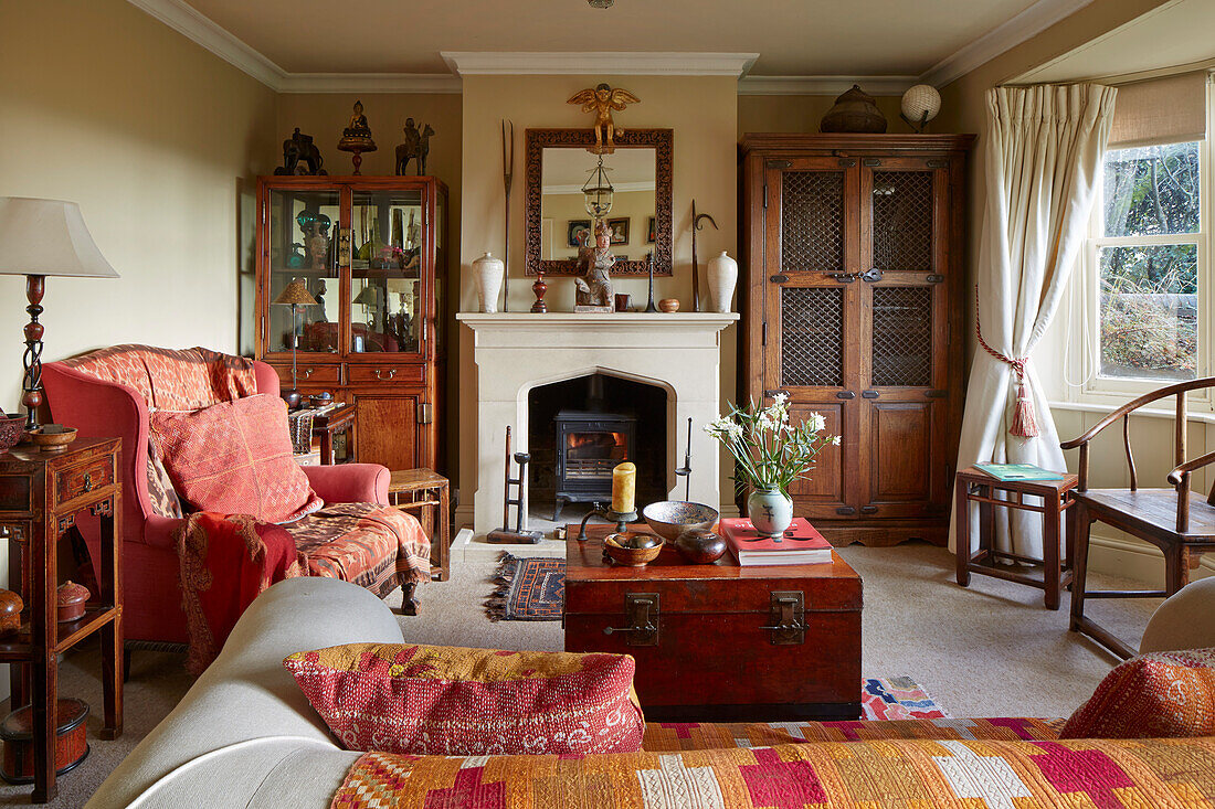 Wohnzimmer im Vintage-Stil mit Kamin und traditionellen Möbeln