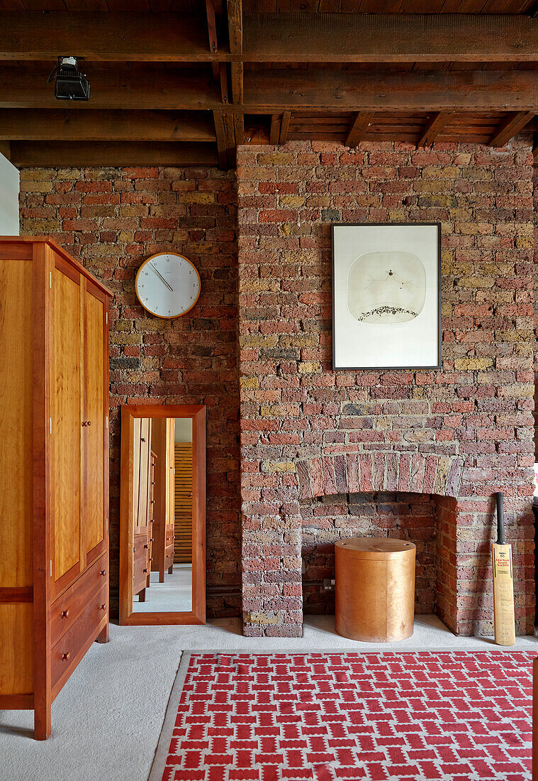 Holzschrank im Schlafzimmer mit Backsteinwand