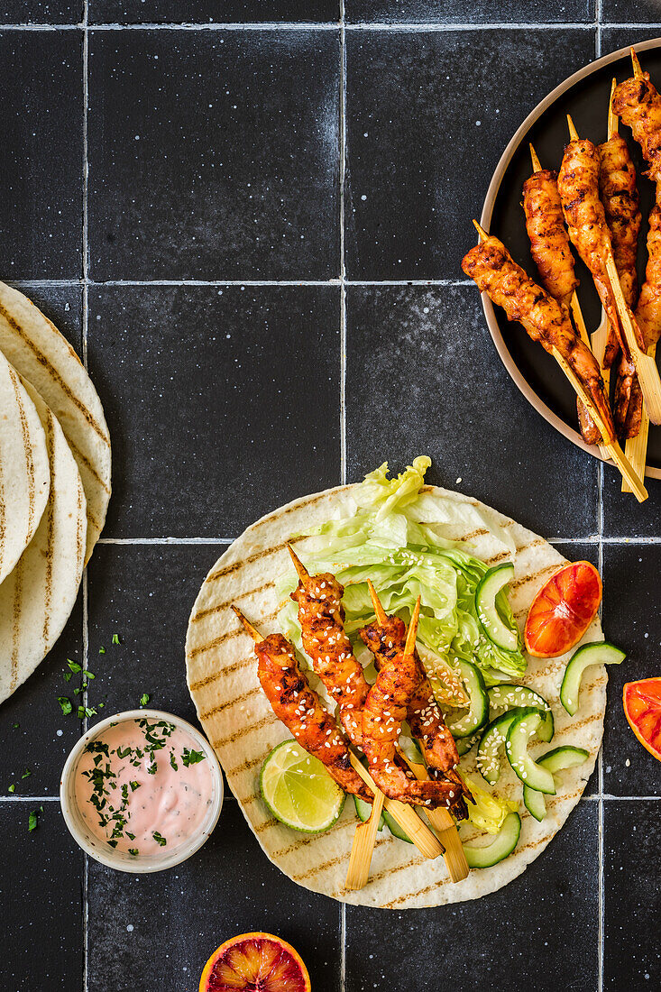 Gegrillte Garnelenspieße auf Tortilla mit Blutorangen-Mayonnaise