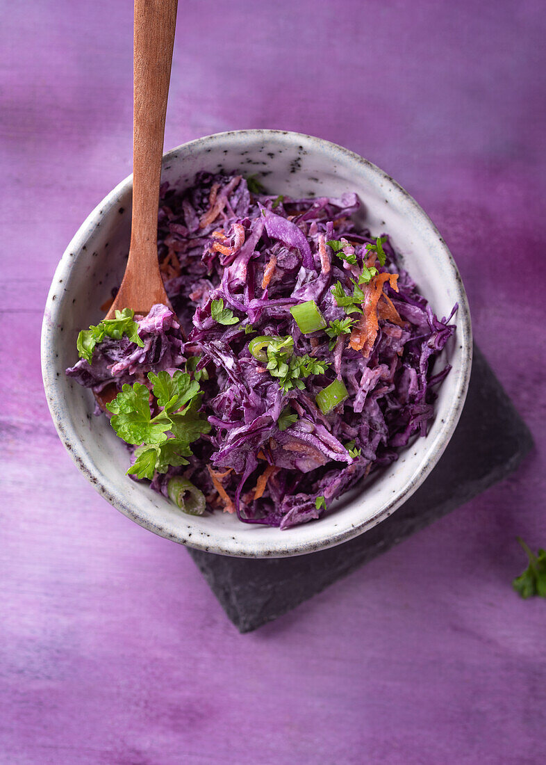 Veganer Rotkohl-Coleslaw mit Karotten und Frühlingszwiebeln