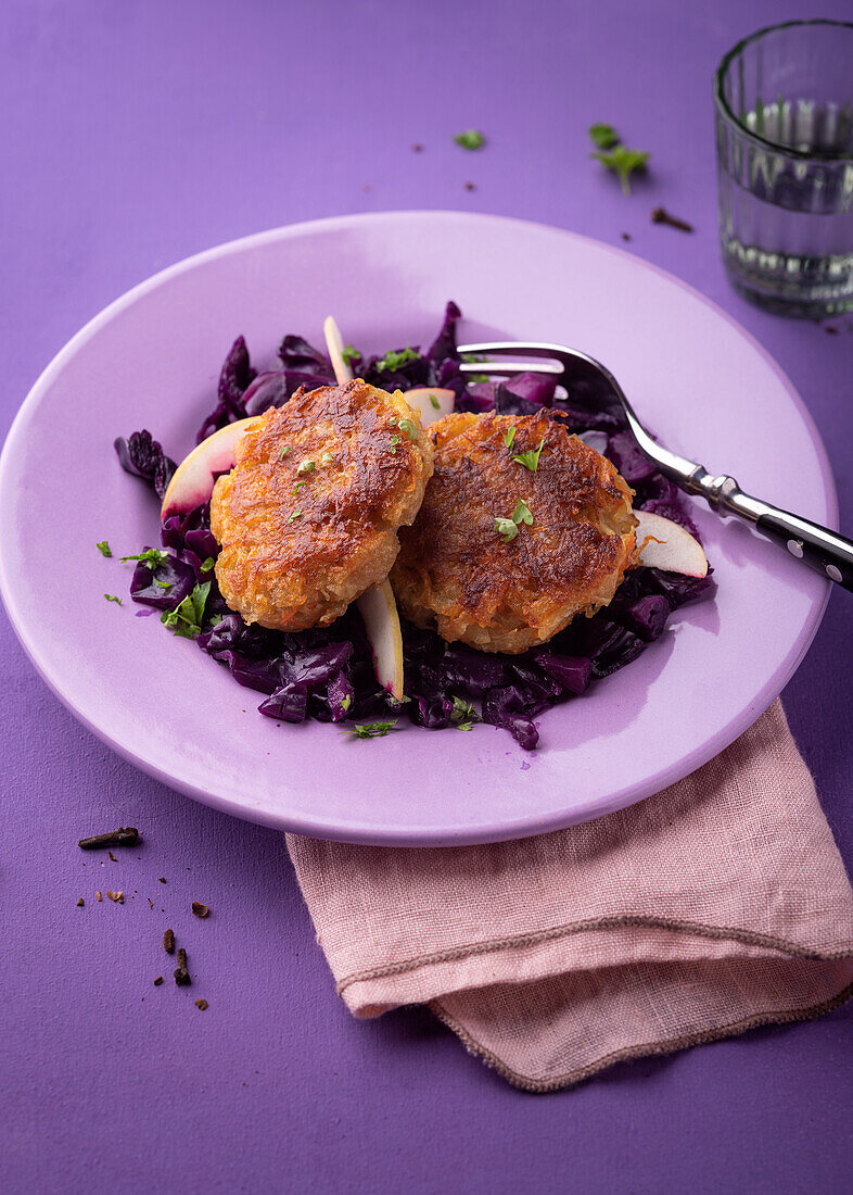 Vegan apple-red cabbage with potato-carrot rösti