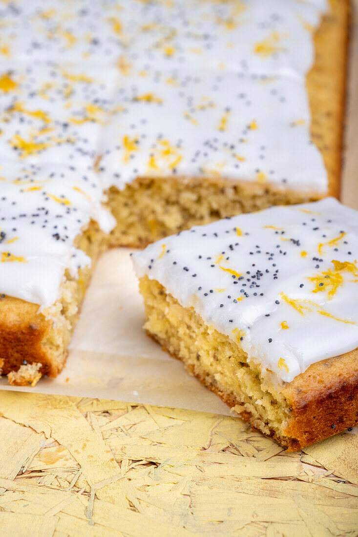 Zitronen-Olivenöl-Kuchen mit Mohn