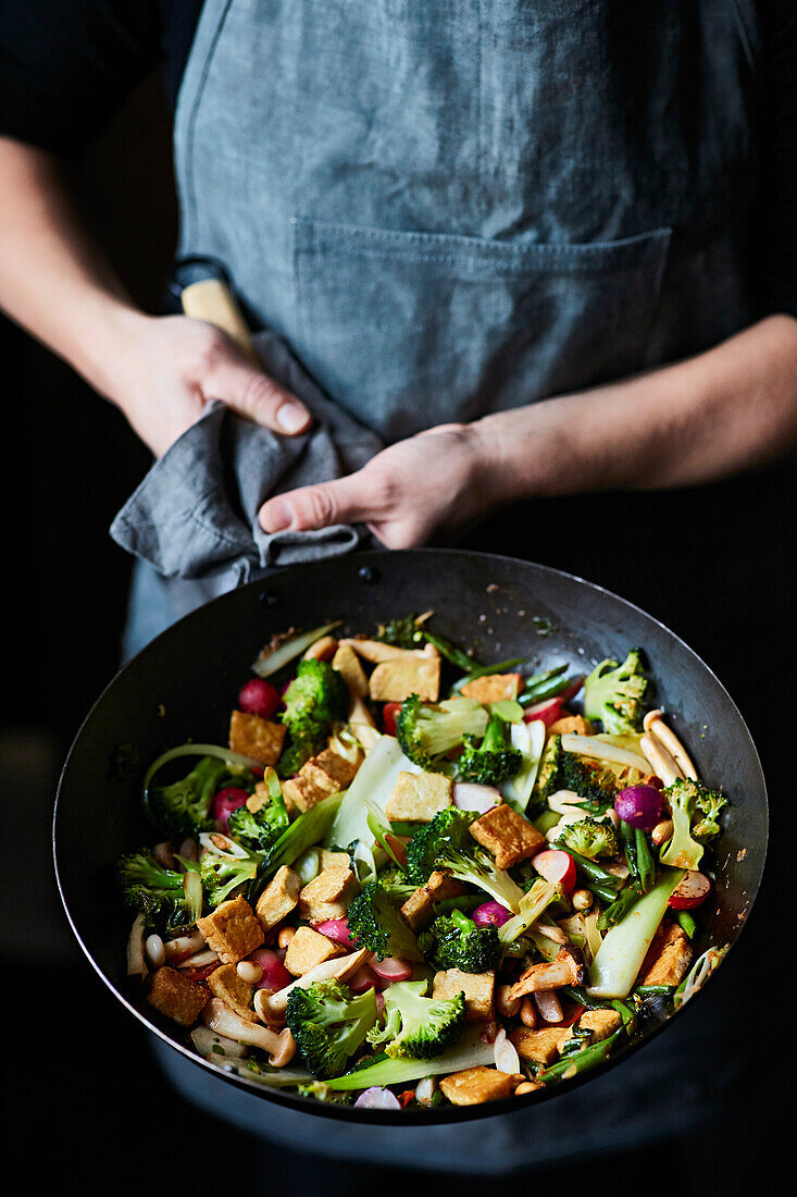 Stir-fry with tofu, broccoli and mushrooms (Asia)