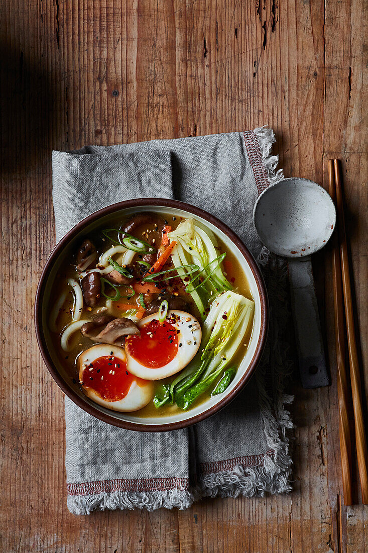 Japanische Ramen mit Udon-Nudeln