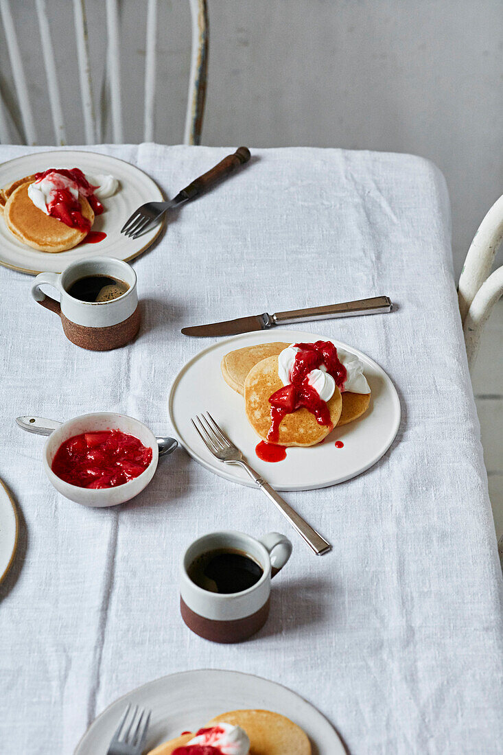 Pancakes mit Erdbeercoulis und Joghurt