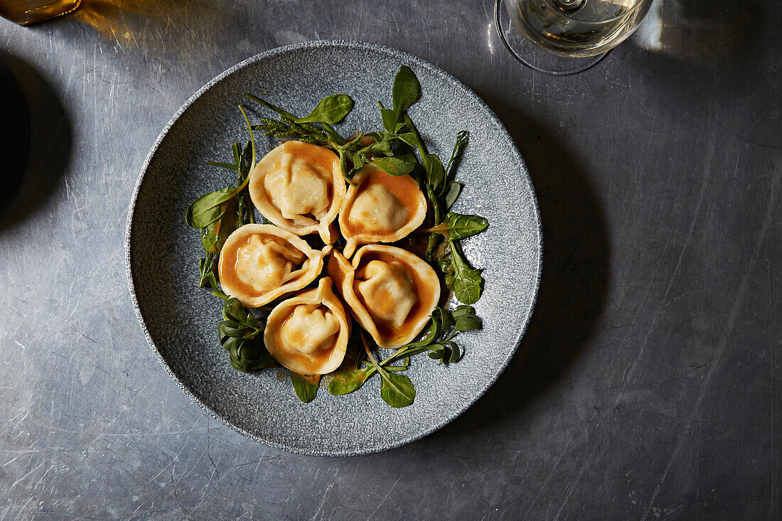 Ravioli auf Rucola-Brunnenkressesalat