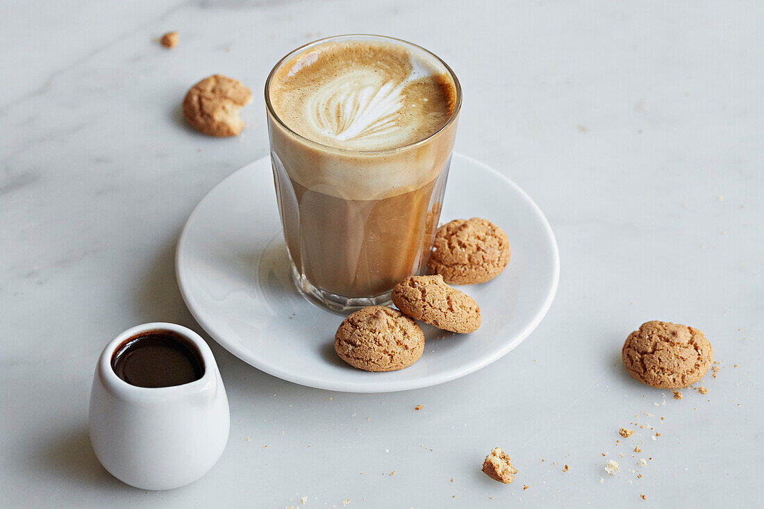 Cappuccino mit Amaretti-Keksen