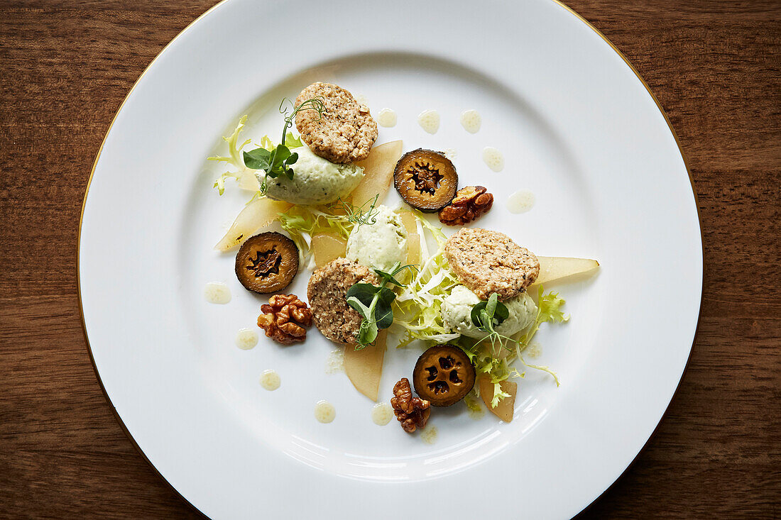 Salat mit schwarzen Nüssen und Birnen