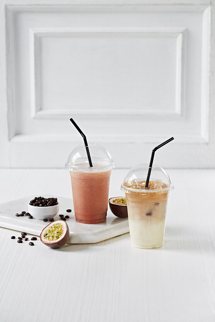 Passionsfrucht-Drink und Eiskaffee in Take-Away-Bechern