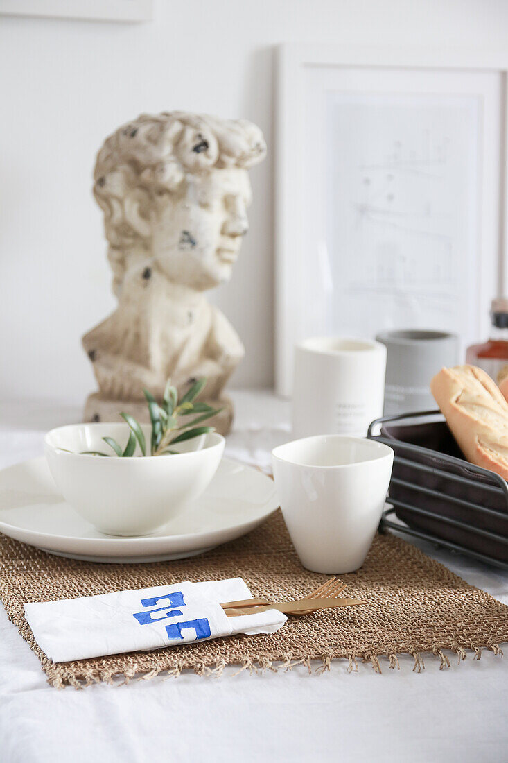 DIY-Serviette mit Kartoffeldruck auf Sommertisch im griechischen Stil