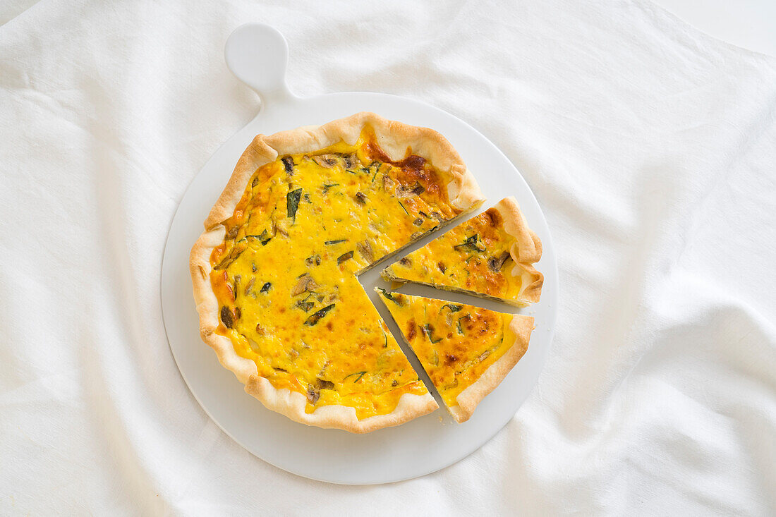 Spicy tart with summer mushrooms and primosale cheese