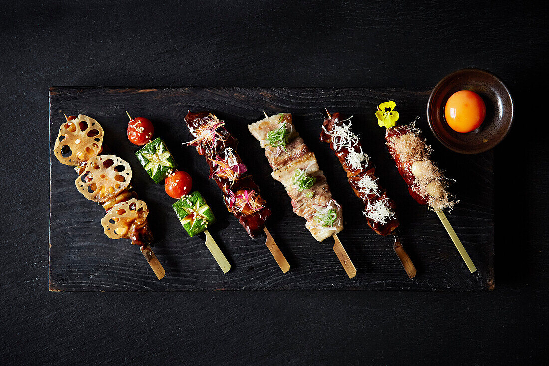 Japanische Yakatori-Spieße mit Garnierung