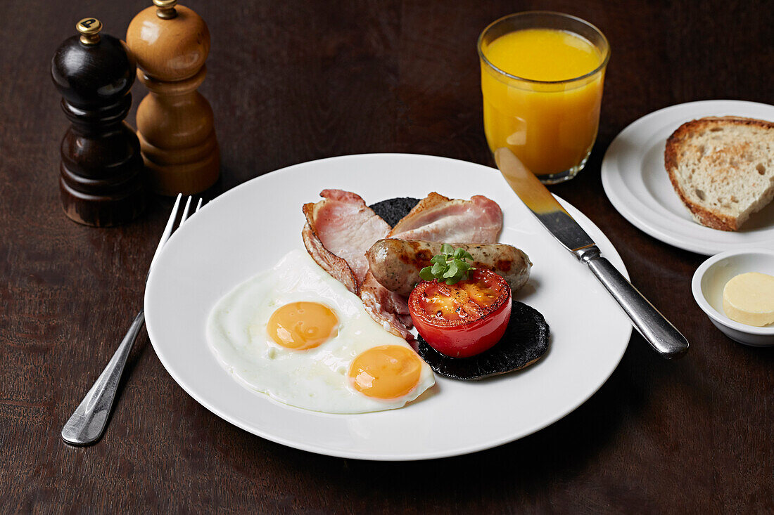 Englisches Frühstück mit Orangensaft