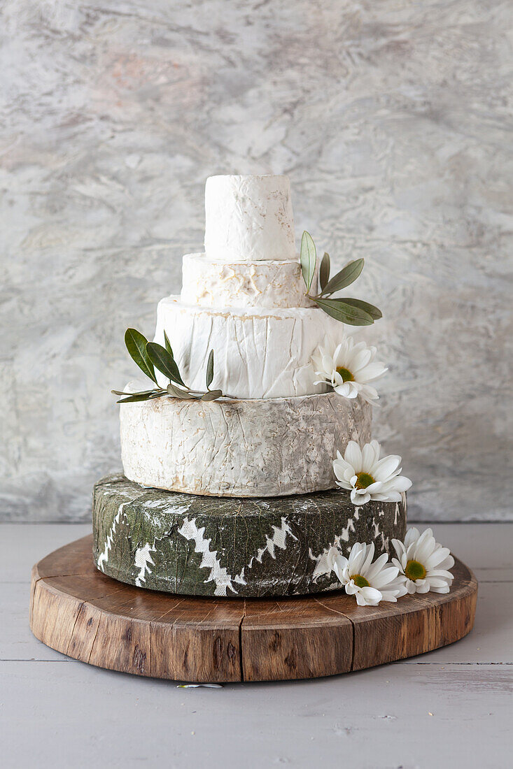 Cheese Wedding Cake - Käsesorten als mehrstöckige Hochzeitstorte arrangiert, mit Blüten