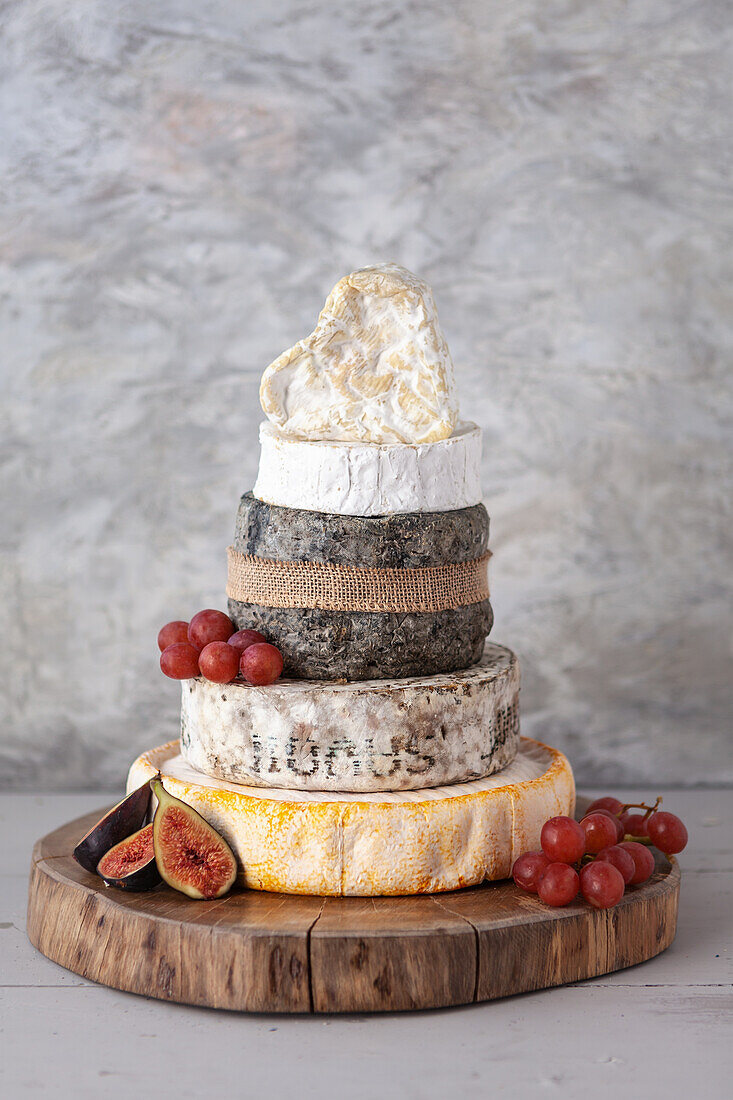 Cheese Wedding Cake - Käsesorten als mehrstöckige Hochzeitstorte arrangiert, mit Weintrauben und Feigen