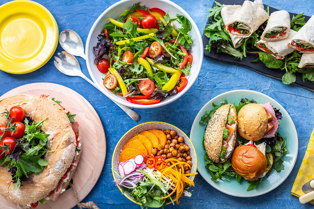 Mittagsbuffet mit Wraps, Sandwiches, Veggie-Bowl und Salat