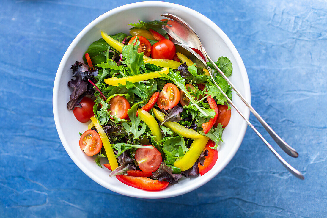 Bunter Salat mit Rucola, Paprika und Tomaten