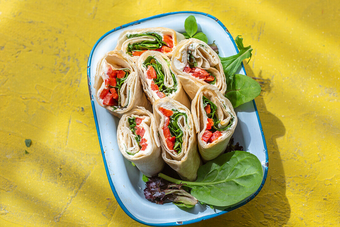 Wraps mit Grillgemüse, Mayonnaise und Salat