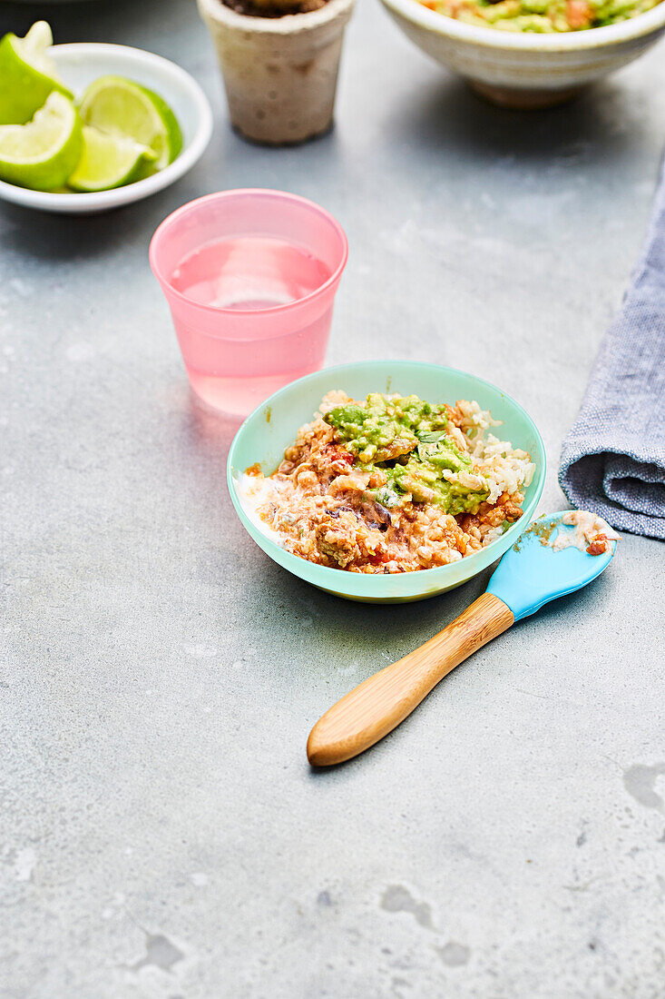 Chili con Carne mit Avocadopüree in einer Kinderschüssel