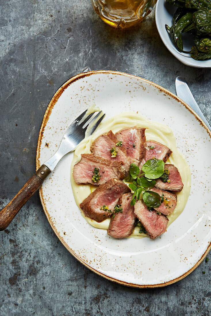 In Scheiben geschnittenes Schweinefilet mit Brunnenkresse