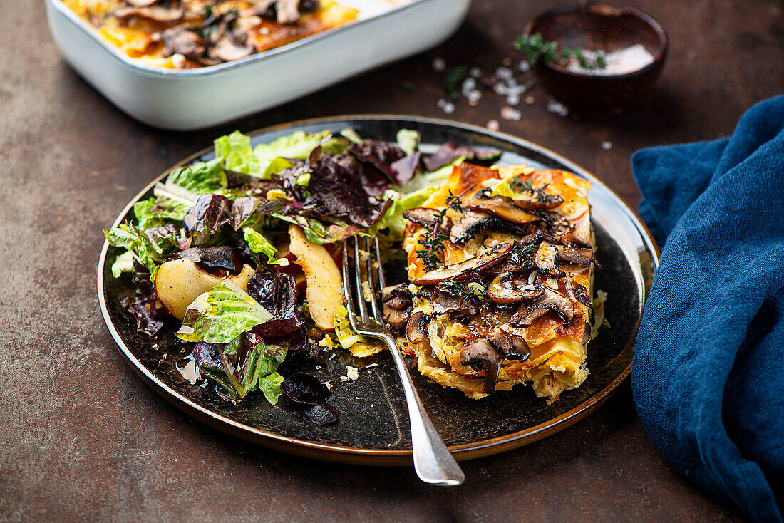 Würzige Pilz-Lasagne mit Salat