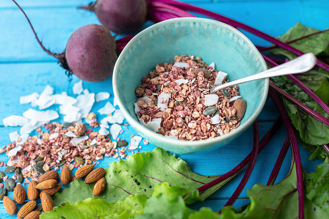 Rote-Bete-Müsli mit Mandeln und Kokosflocken