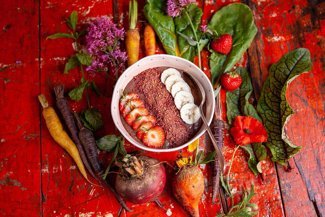 Breakfast Bowl mit Rote-Bete-Müsli, Bananen und Erdbeeren