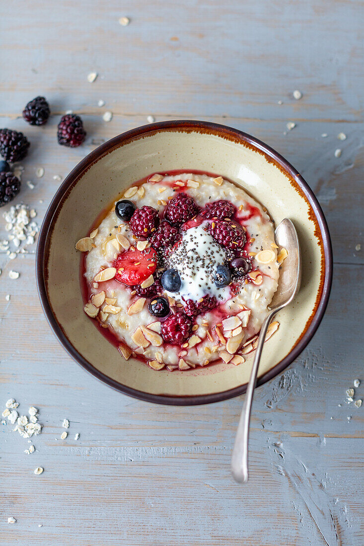 Porridge mit Beeren, Chiasamen und Natrujoghurt