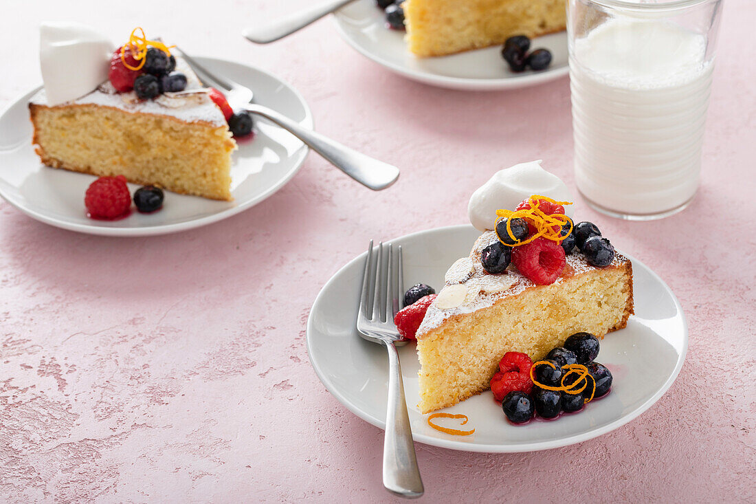 Glutenfreier Mandelkuchen mit eingelegten Beeren und Orangenzesten