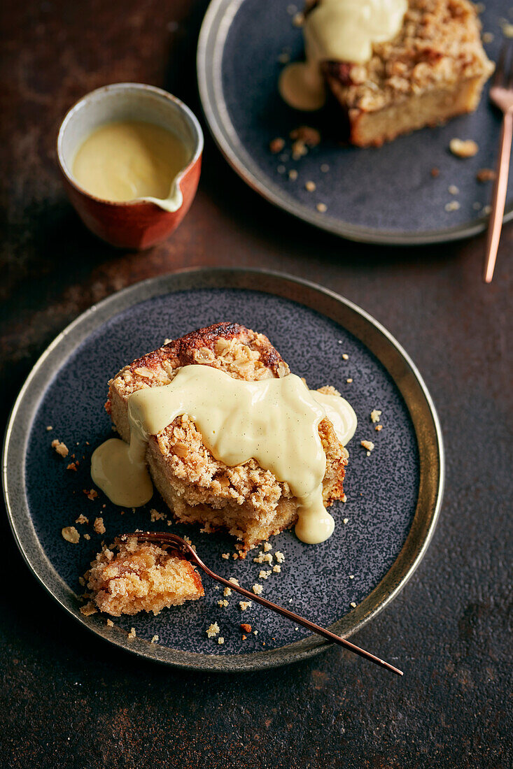 Cinnamon apple crumble sheet cake