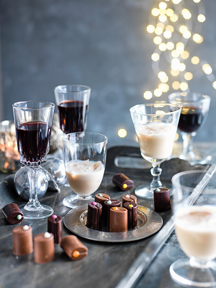 Feinster Irish Cream Likör mit Salzkaramell serviert mit Pralinen