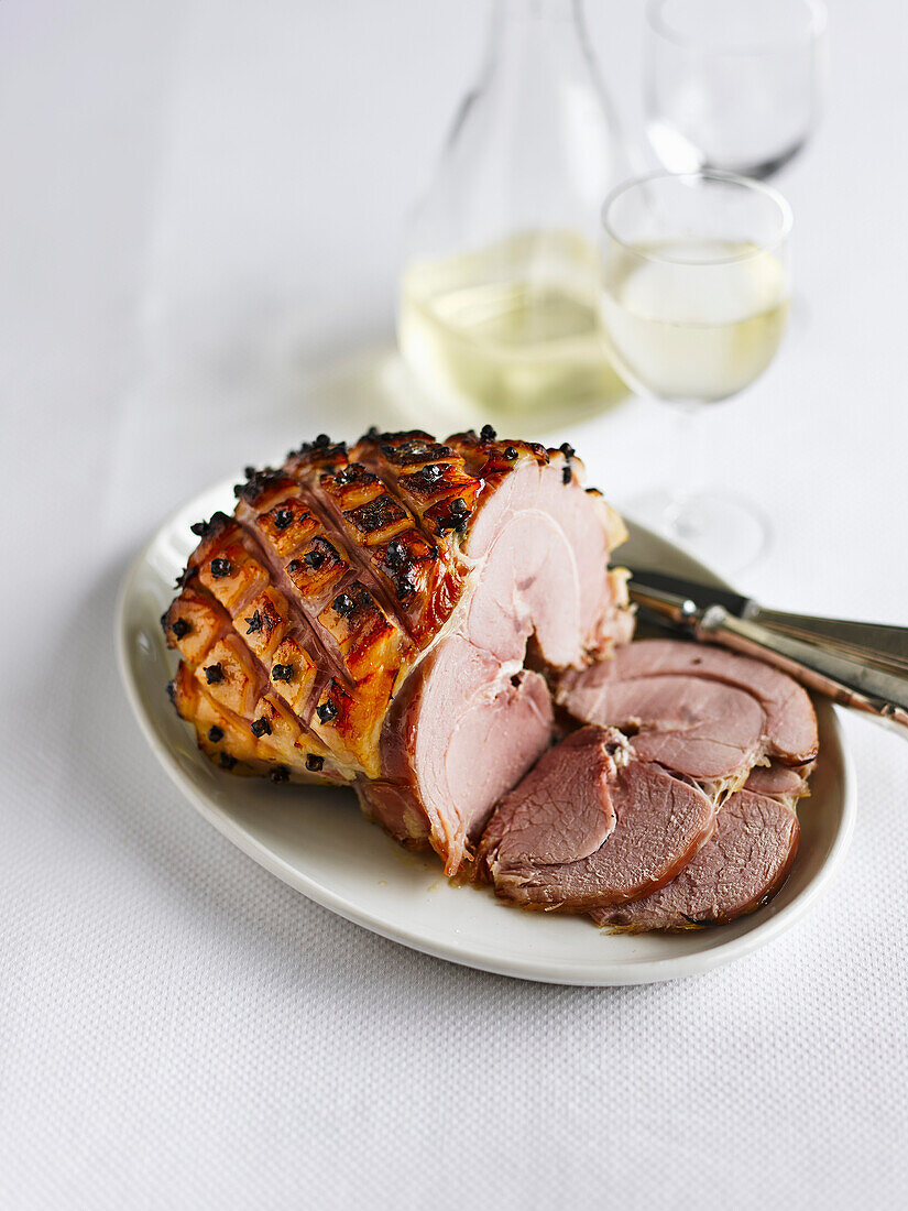 Gespickter Schinkenbraten, angeschnitten