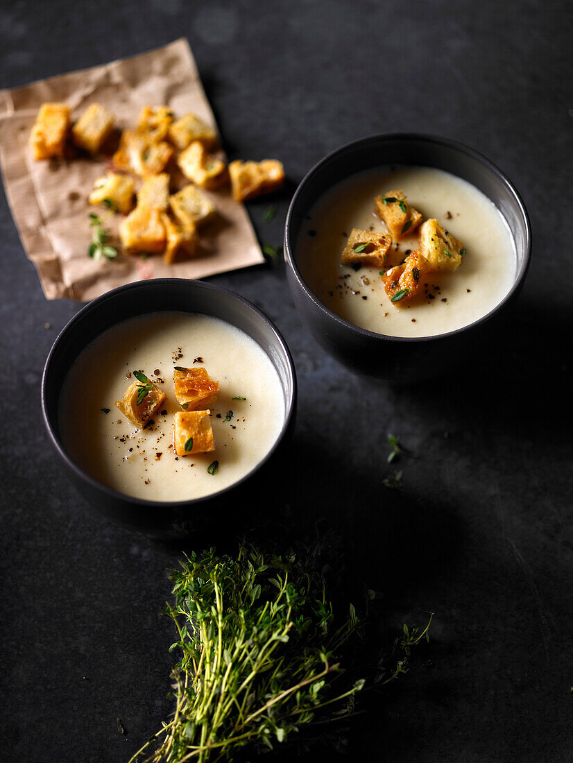 Sellerie-Cheddar-Suppe mit Thymian-Croutons