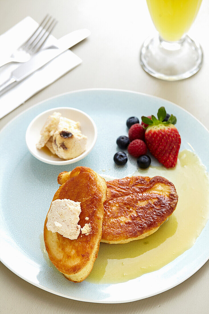 Knusprige Honig-Pancakes mit Zimt-Ricotta