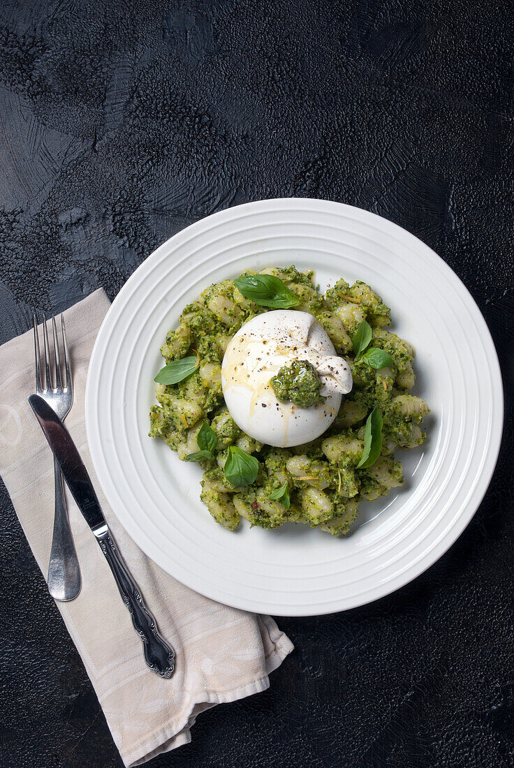 Gnocchi mit Pesto und Burrata