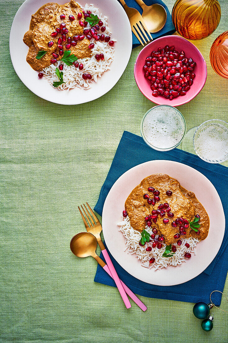 Fesenjan (Persisches Hähnchengericht mit Walnusssauce und Granatapfelkernen)