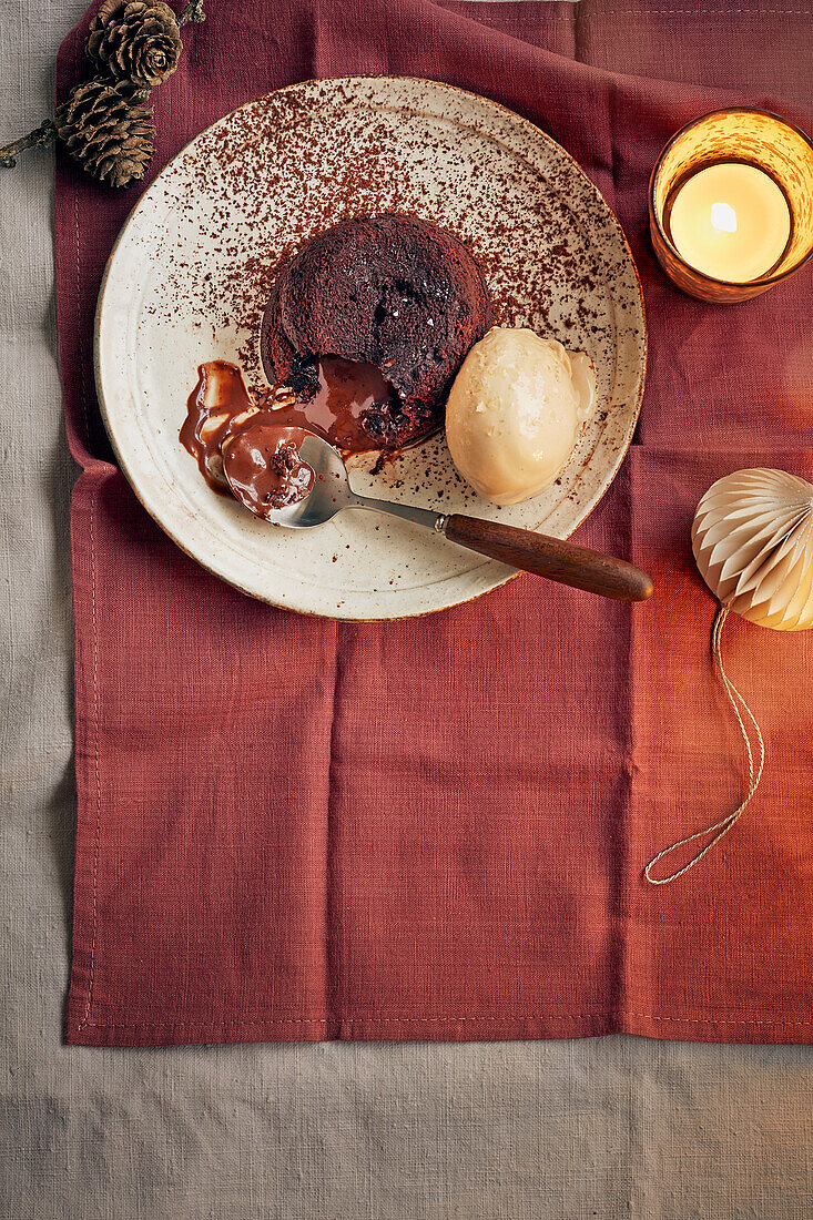 Fondant Au Chocolat, ohne Mehl serviert mit Vanilleeis zu Weihnachten
