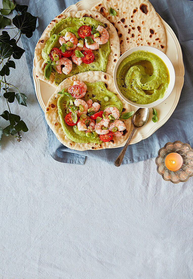 Fladenbrot mit Kräuter-Hummus und Nordseekrabben