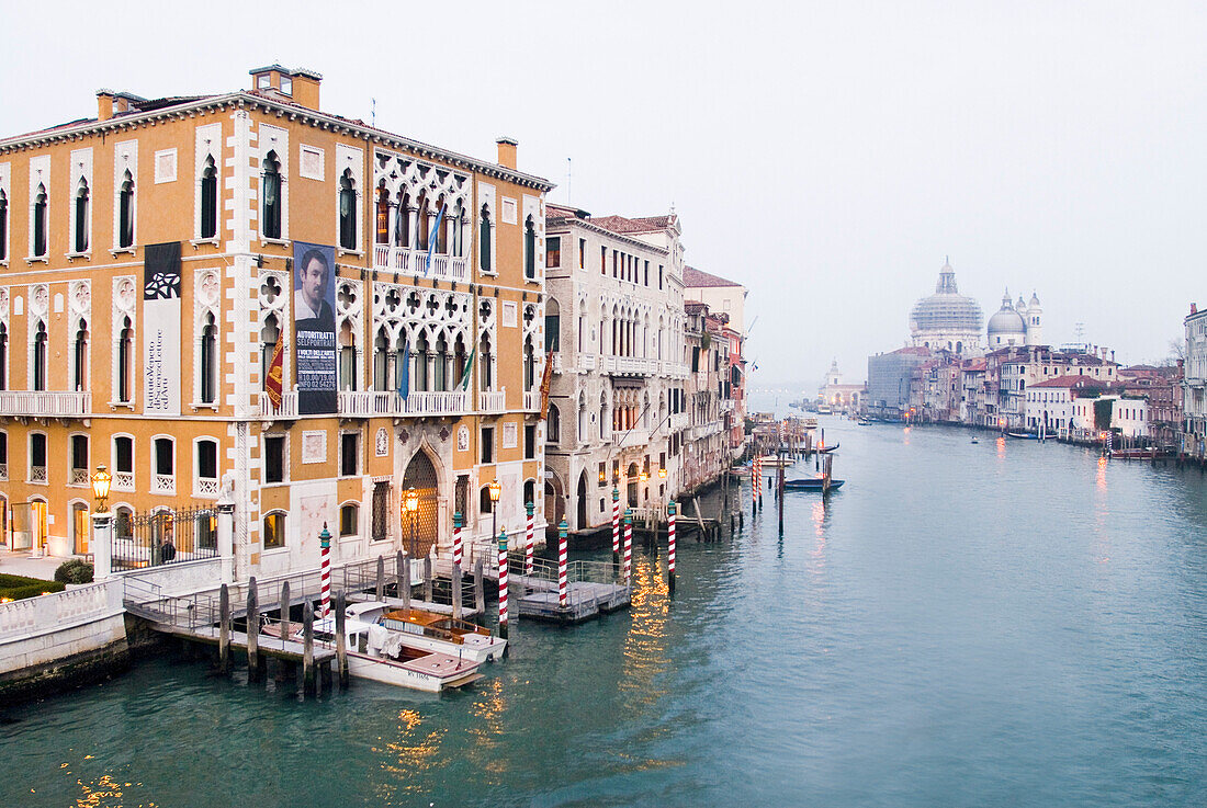 Panoramablick auf den Canal Grande von der Accademmia-Brücke - Venedig, Italien