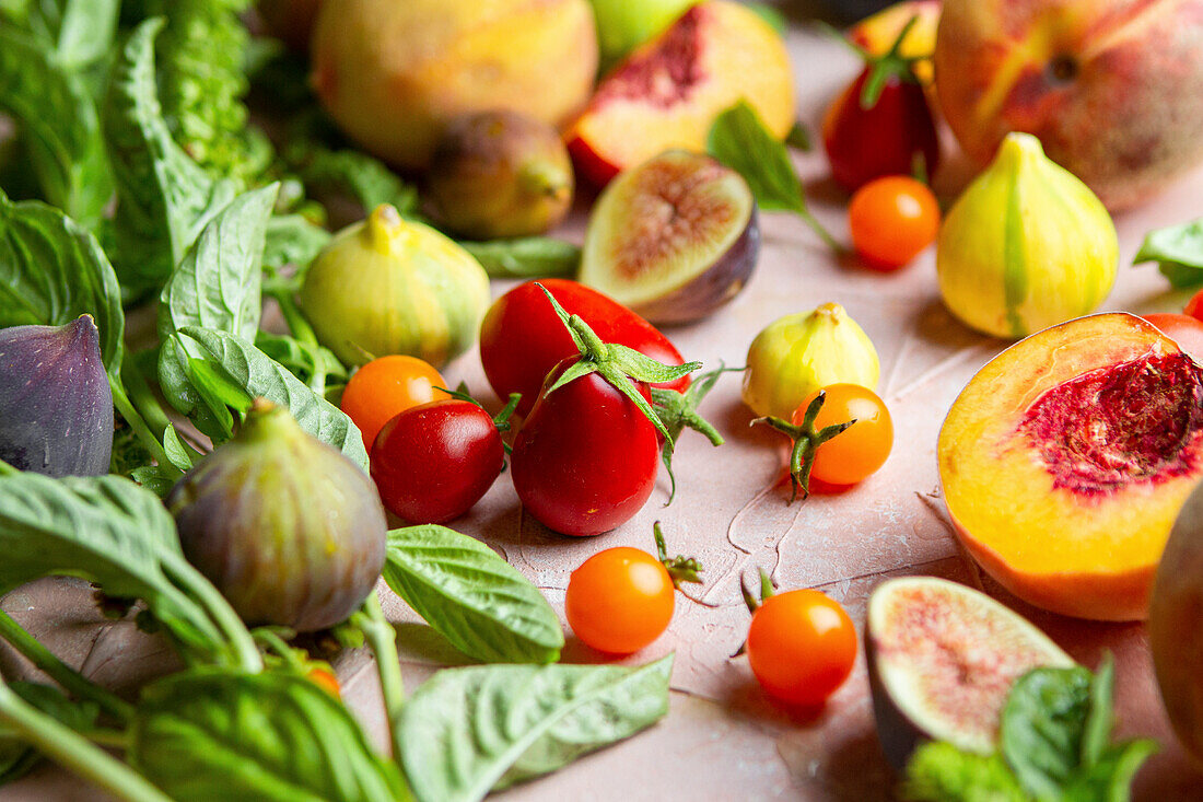 Sommerliches Obst, Gemüse und Kräuter: Pfirsichen, Feigen, Tomaten und Basilikum