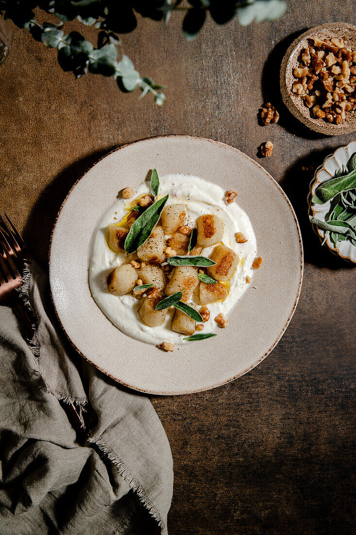 Salbei-Gnocchi mit Ricotta und Walnüssen auf Keramikteller