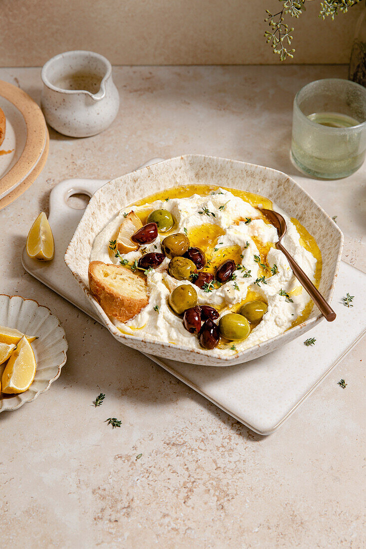 Cremiger Ricotta mit Oliven und frischen Kräutern