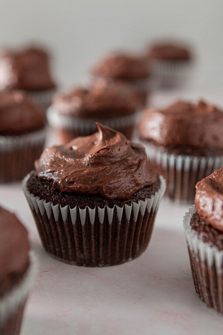 Schokoladen-Cupcakes mit Schokoladen-Fondant-Glasur
