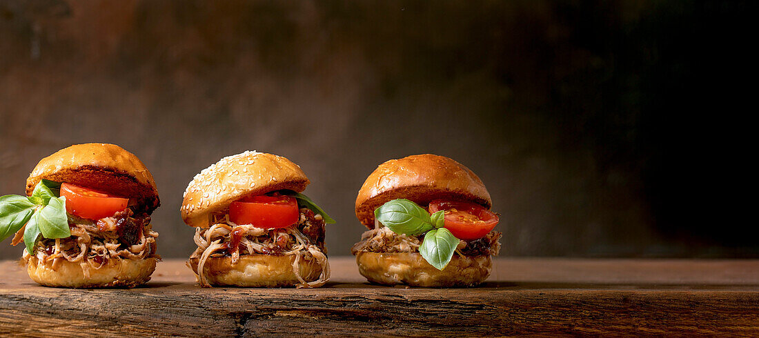 Hausgemachte Mini-Burger mit geschmortem Rindfleisch, Tomaten und Basilikum