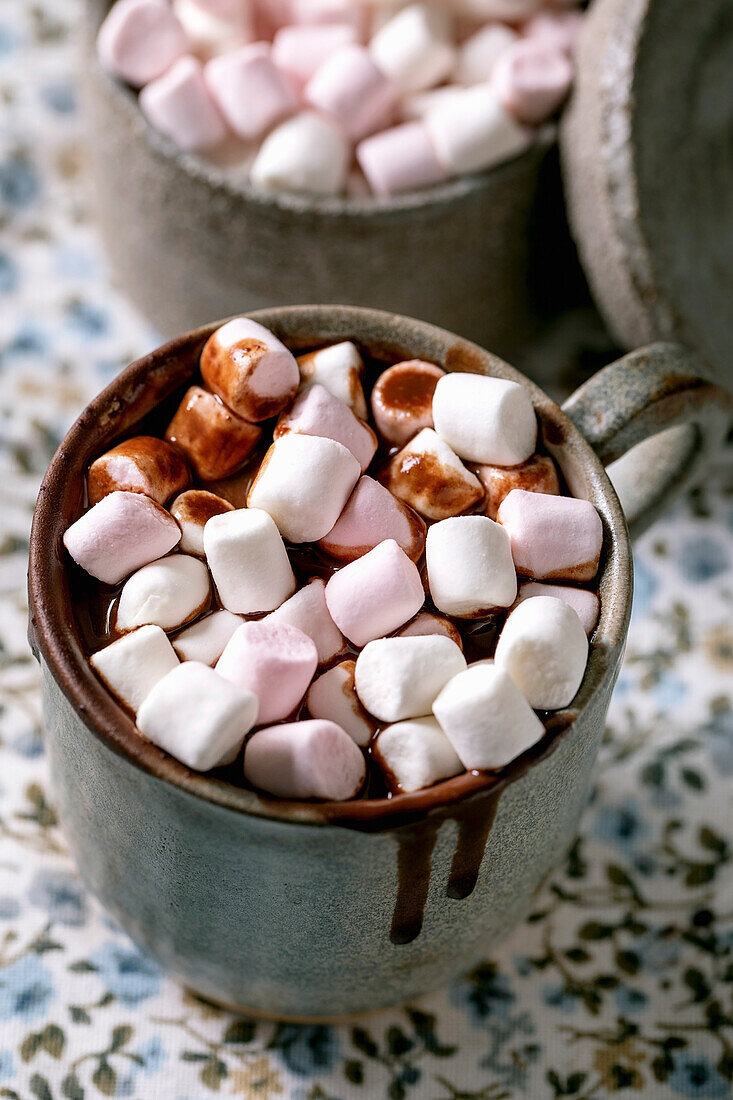 Eine Tasse heiße Schokolade mit Mini-Marshmallows