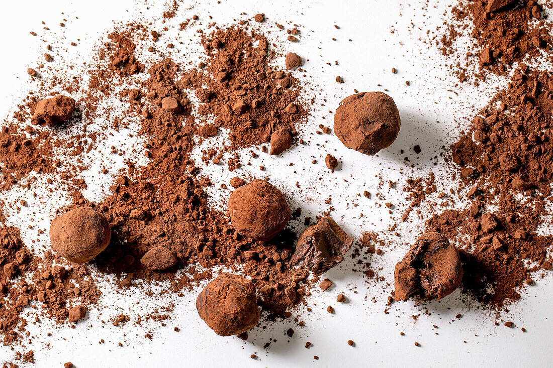 Hausgemachte dunkle Schokoladen-Trüffel mit Kakaopulver