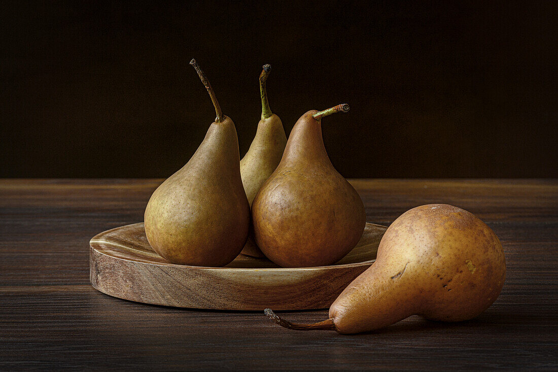 Platter of pears still life